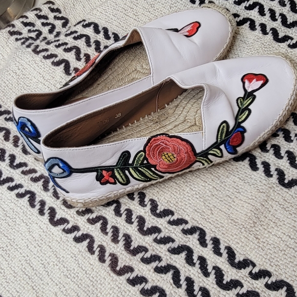 I am selling my pre-owned authentic Gucci shoe in a very good condition - Picture 3 of 7